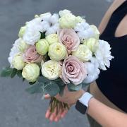 Свадебный букет из роз, хлопка, эустомы и эвкалипта