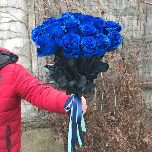 Букет из 25 синих роз с лентой