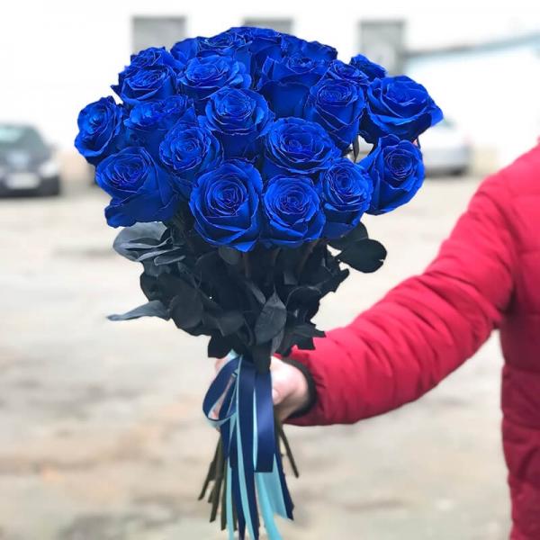 Букет из 25 синих роз с лентой