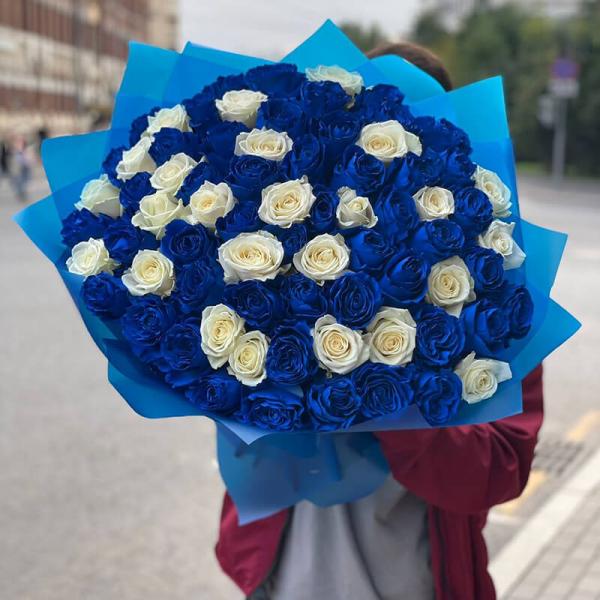 Букет из синих и белых роз, 75 шт