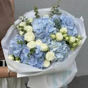 Букет из голубых гортензий и кустовых роз в сочетании с эвкалиптом