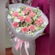 Букет розовые гвоздики в сочетании с эустомой