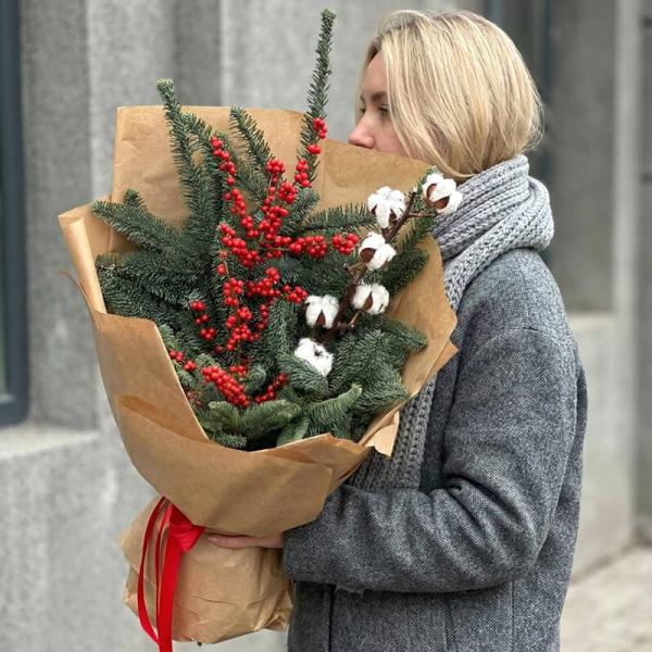 Букет из ели, красного илекса и хлопка