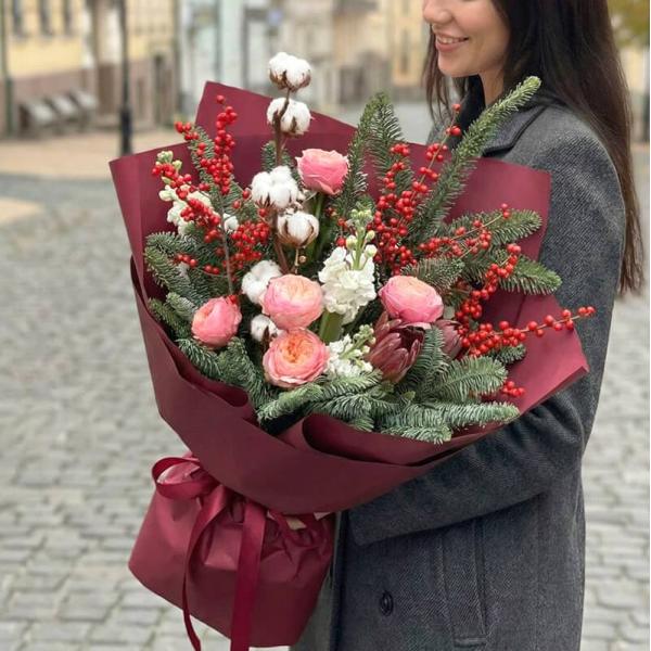 Зимовий букет з трояндами, ілексом, протеями та ялиною