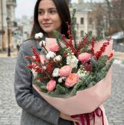 Зимовий букет з трояндами, ілексом, протеями та ялиною
