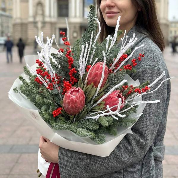 Зимний букет из нобилиса, илекса и протеи