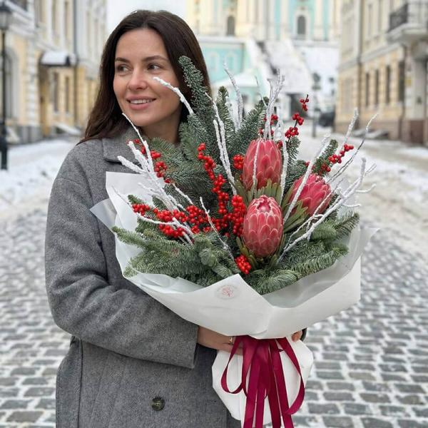 Зимний букет из нобилиса, илекса и протеи