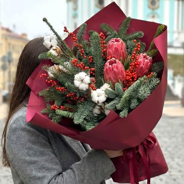 Зимний букет из нобилиса, протеи, хлопка и красного илекса