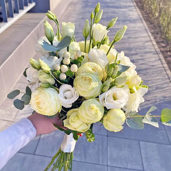Букет невесты из роз, эустомы, фрезии и эвкалипта