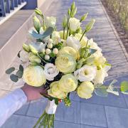 Букет невесты из роз, эустомы, фрезии и эвкалипта
