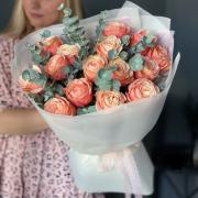 Букет из 15 роз Кахала в сочетании с эвкалиптом