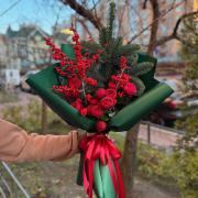 Новогодний букет из роз и нобилиса