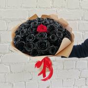 Букет черных роз в сочетании с красной, 25 шт