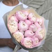 Букет із 15 рожевих півоній Гарденія