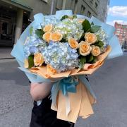 Букет из гортензий и кремовых роз