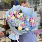 Букет из гортензий, роз и маттиолы