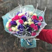 Зимний букет с розами и фиолетовыми анемонами