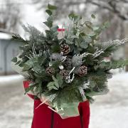 Зимний букет из нобилиса и эвкалипта