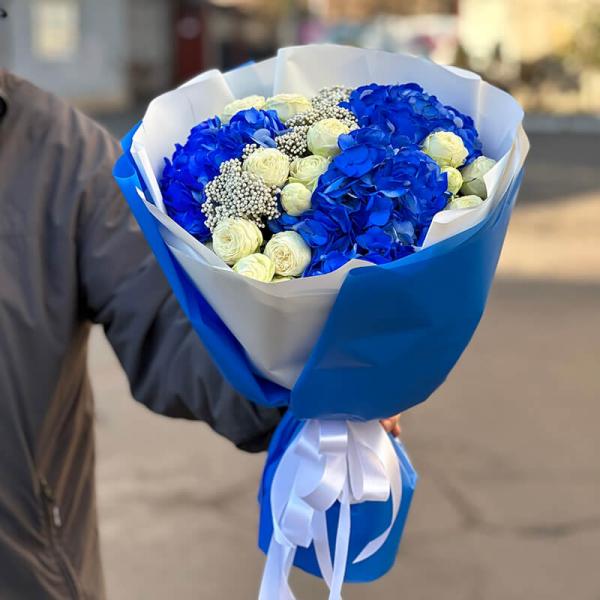 Букет из синих гортензий и белых роз