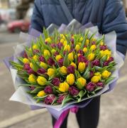 Букет пионовидных желтых и фиолетовых тюльпанов, 101 шт