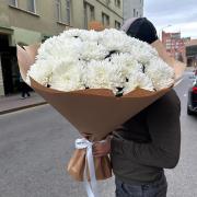 Букет из 19 белых однобутонных хризантем в крафтовой бумаге