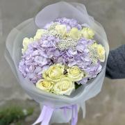 Букет из лавандовых гортензий и белых роз