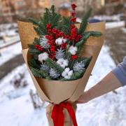 Зимний букет из нобилиса, хлопка и ягод илекса