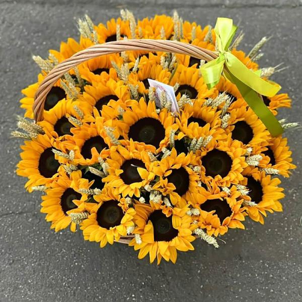 Корзина подсолнухов с колосками