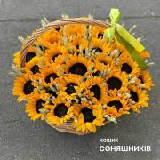 Корзина подсолнухов с колосками