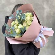 Букет из 25 лимонных роз в сочетании с эвкалиптом