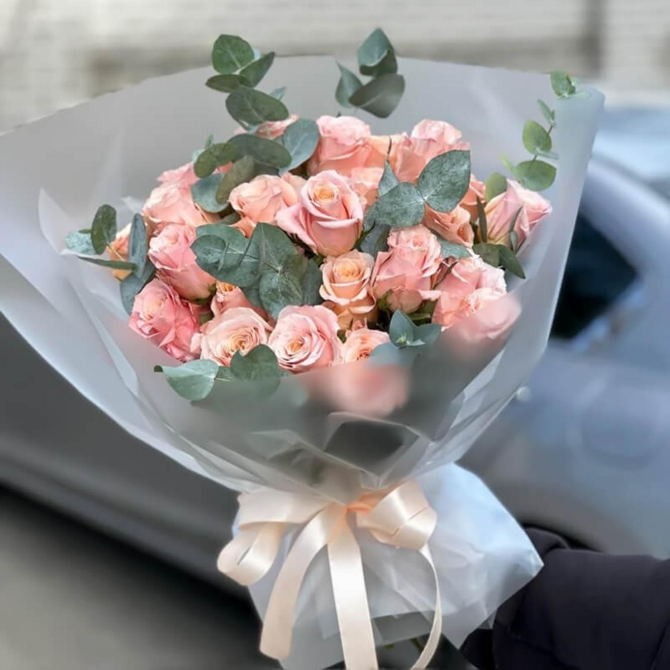 25 нежно-розовых роз с эвкалиптом купить в Киеве: цена, заказ
