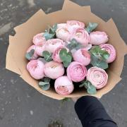 Букет из 15 ранункулюсов и эвкалипта