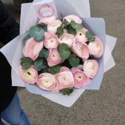 Букет из 17 ранункулюсов и эвкалипта