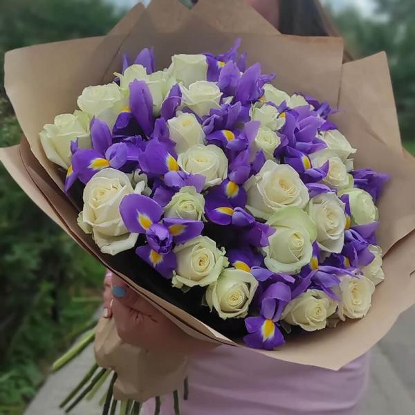 Букет из 25 белых роз и синих ирисов