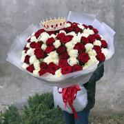 Букет из 101 красной и белой розы с короной