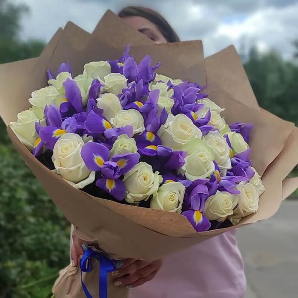 Букет из 25 белых роз и синих ирисов