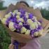 Букет из 25 белых роз и синих ирисов