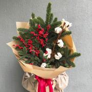 Новогодний букет из нобилиса в сочетании с илексом и хлопком