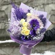 Зимний букет с розами, гортензиями и анемонами