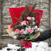 Зимний букет из нобилиса, илекса и ранункулюсов