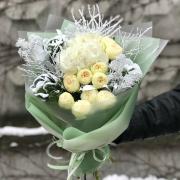 Зимний букет с белыми розами и гортензией