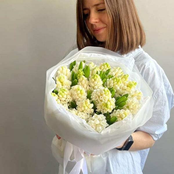 Букет 19 белых гиацинтов
