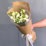 Букет из 11 белых фрезий в крафтовой упаковке
