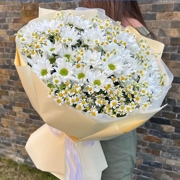 Букет из белых хризантем и ромашек