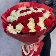 Букет з білих та червоних троянд, 51 шт