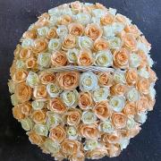 101 белая и персиковая роза в корзине
