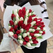 Букет белых и красных тюльпанов, 51 шт