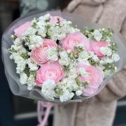 Букет из ранункулюсов и маттиолы