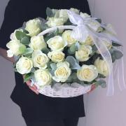 35 белых роз с эвкалиптом в корзине
