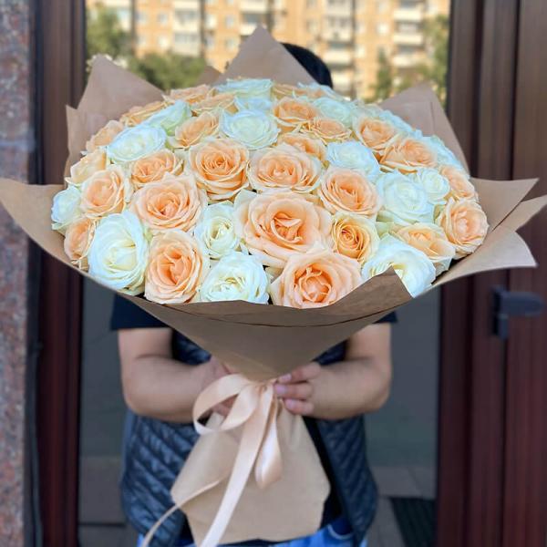 Букет 101 роза (микс белой и персиковой)